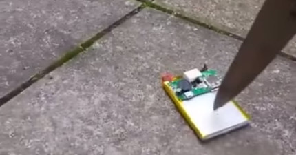 拿刀子戳手機電池